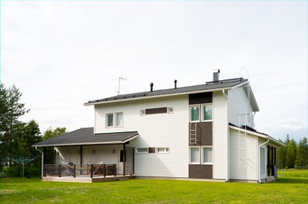 Muokattu Emilia takapihalta